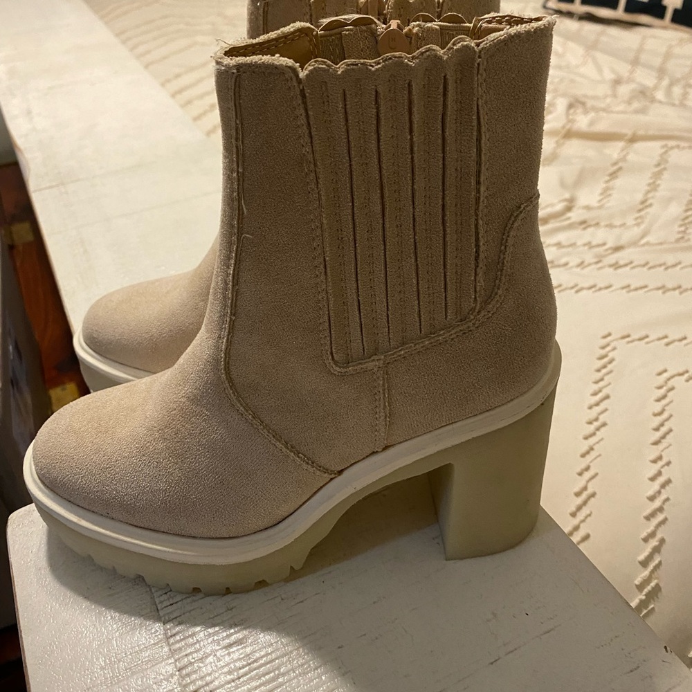 NWT Oasis Society Anastasia Lug Chelsea Beige Ankle Boots w/Chunky Heel size 6 - Picture 4 of 7